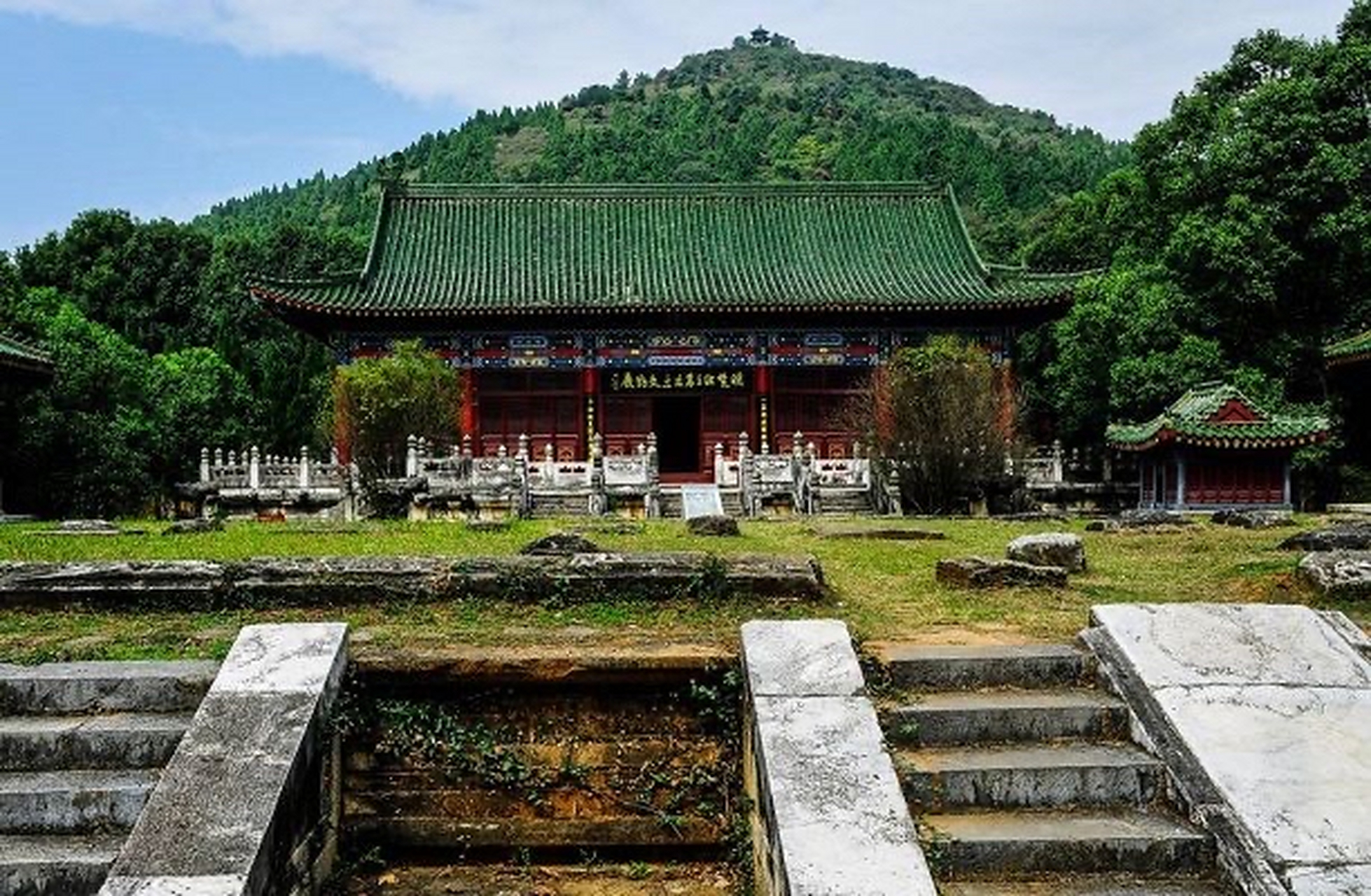 龙泉山在武汉市武昌县城东20公里处.