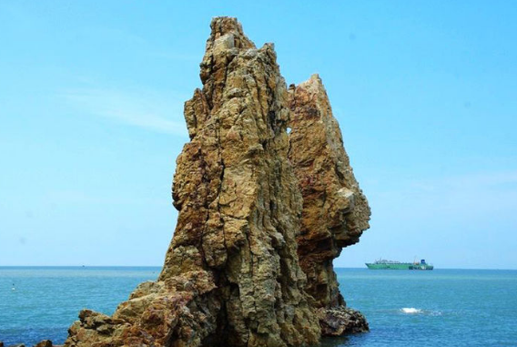 辽宁大连一个县级市,和营口接壤,拥有仙浴湾景区