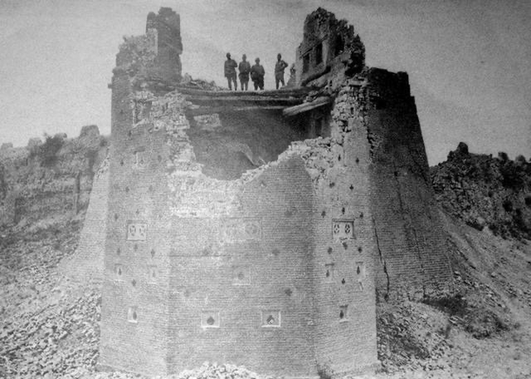 1944年,松山战役中,9岁的小战士张全胜被日军俘虏,当日军问他想要一个