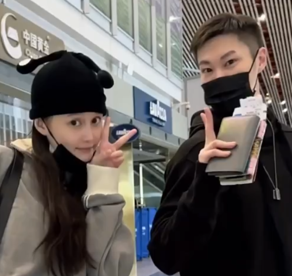 赵本山女儿球球和老公抵达澳洲度蜜月