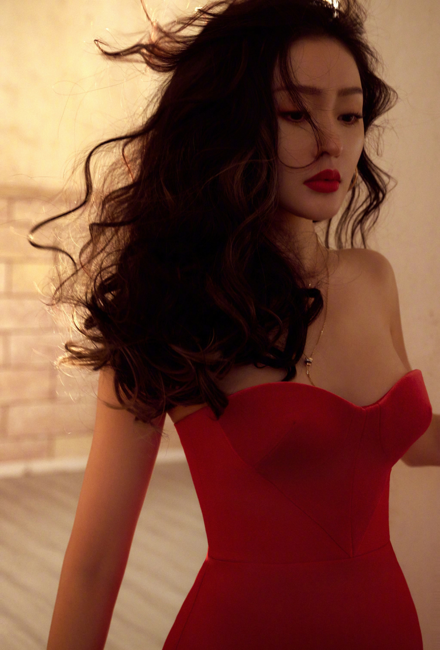 张天爱港风美人鱼,张天爱身穿蝴蝶结鱼尾裙亮相微博视界大会,举手投足