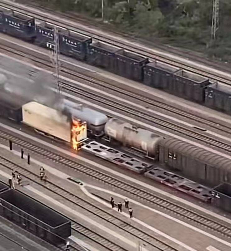 郑州站内一火车起火