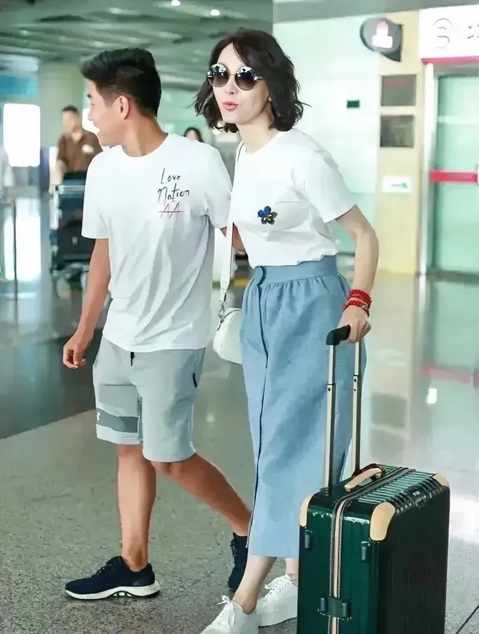陈数#  陈数和18岁儿子手牵手走机场,她打扮年轻靓丽,不像母子像降苘