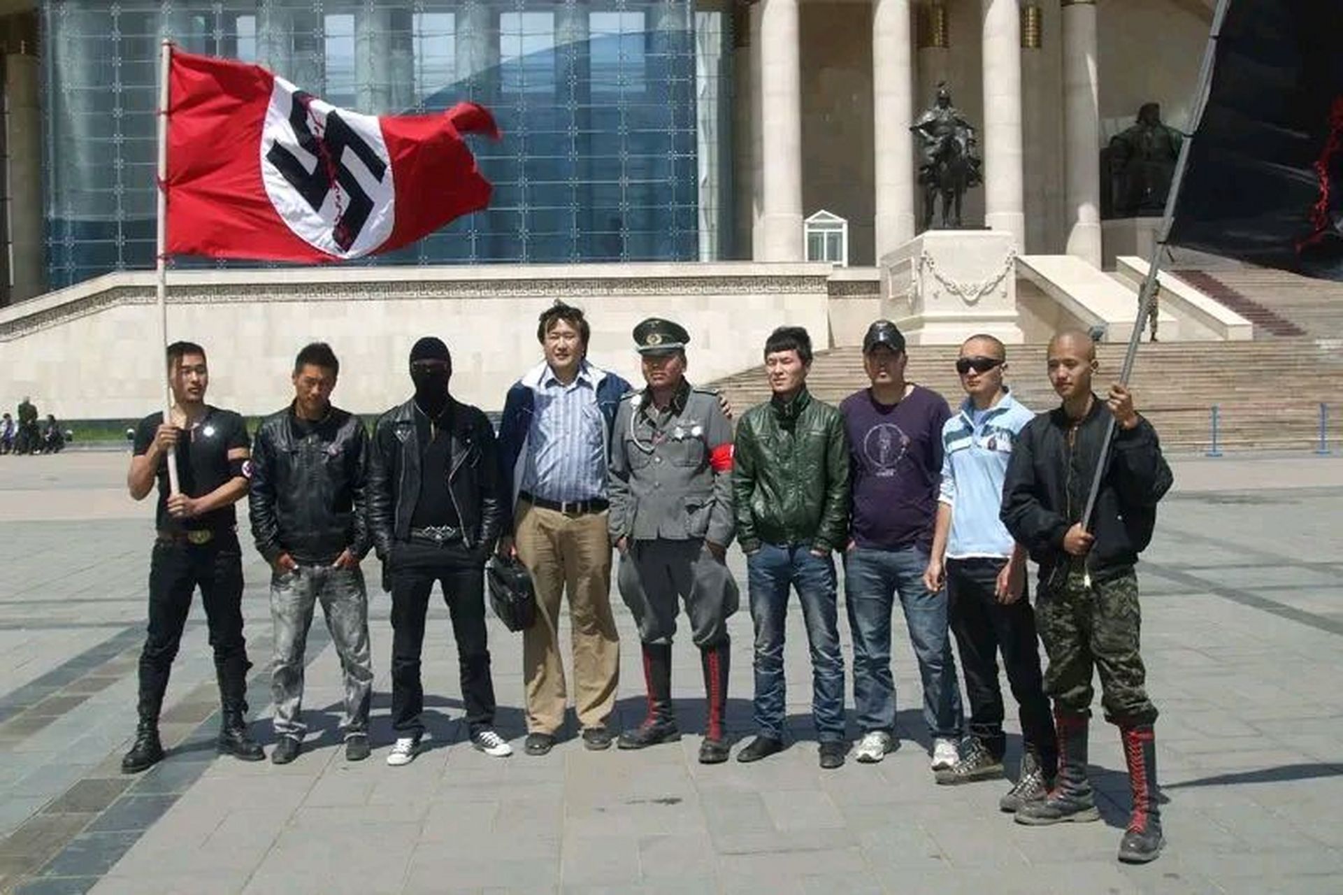 这是蒙古国的新纳粹团伙,新纳粹分子出现在亚洲国家里还是比较罕见的