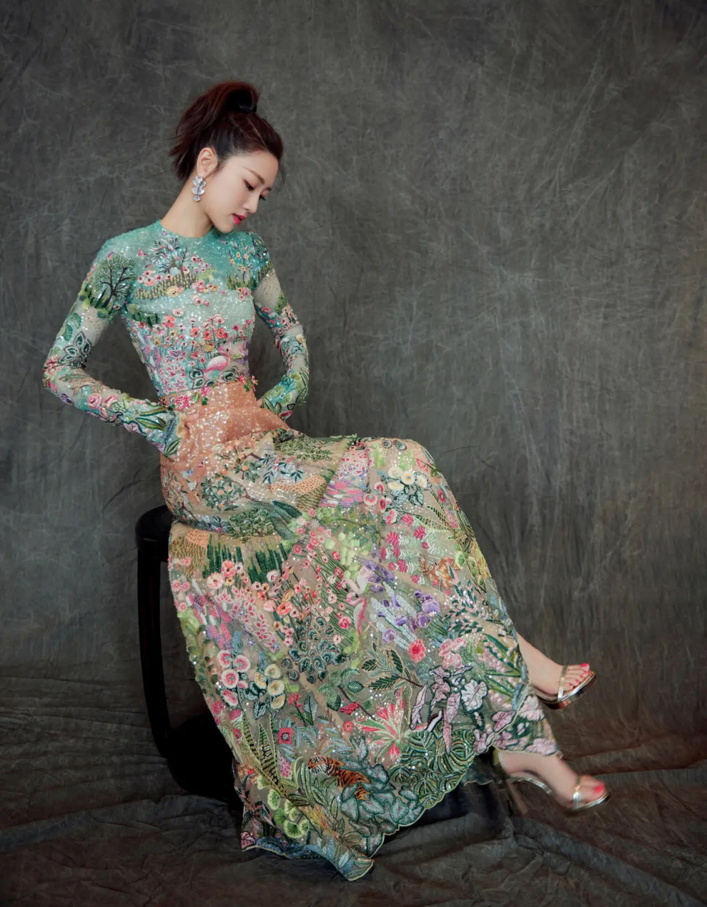 助我上热门# 把春天穿在身上, 张纯烨一袭莫奈色礼服, 青春气息满满