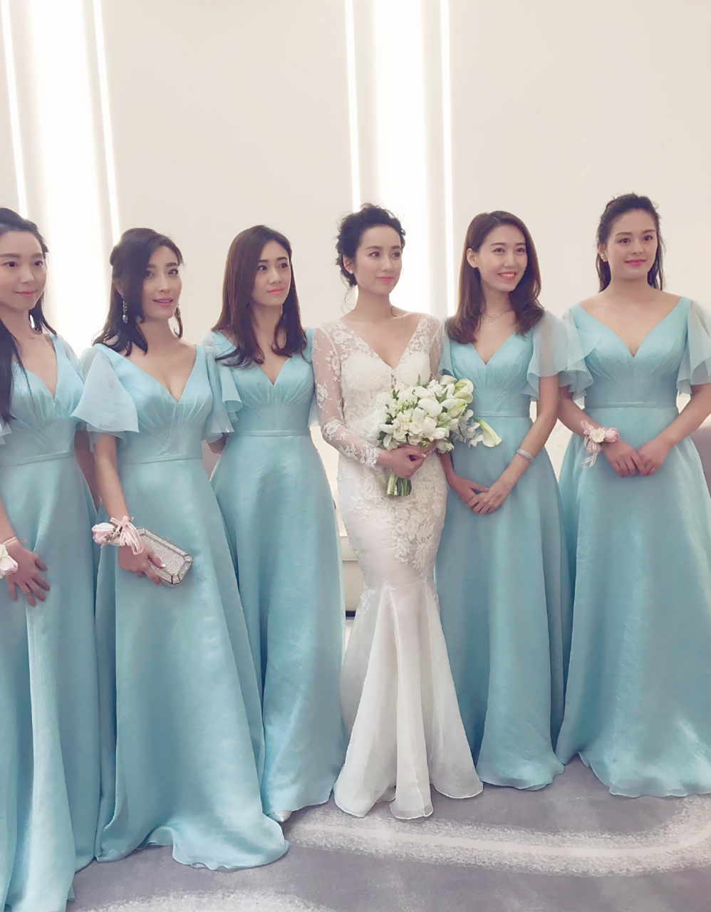 吕一的伴娘团由好姐妹高露,王力可,高晓菲,刘芸,李瑾担任.