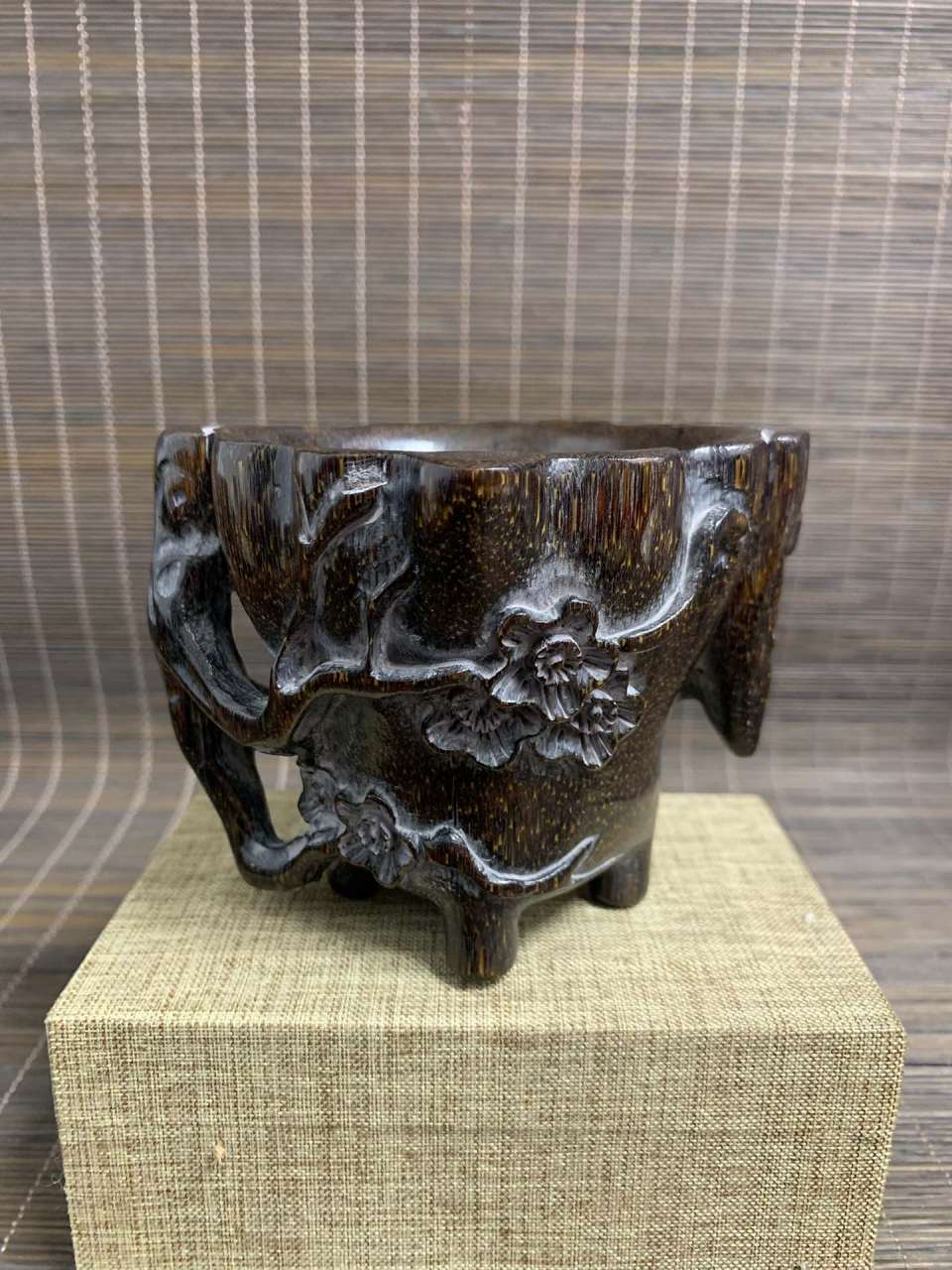 旧藏老牛角酒杯,雕工精细,色泽饱满,牛毛纹路,鱼子纹清晰