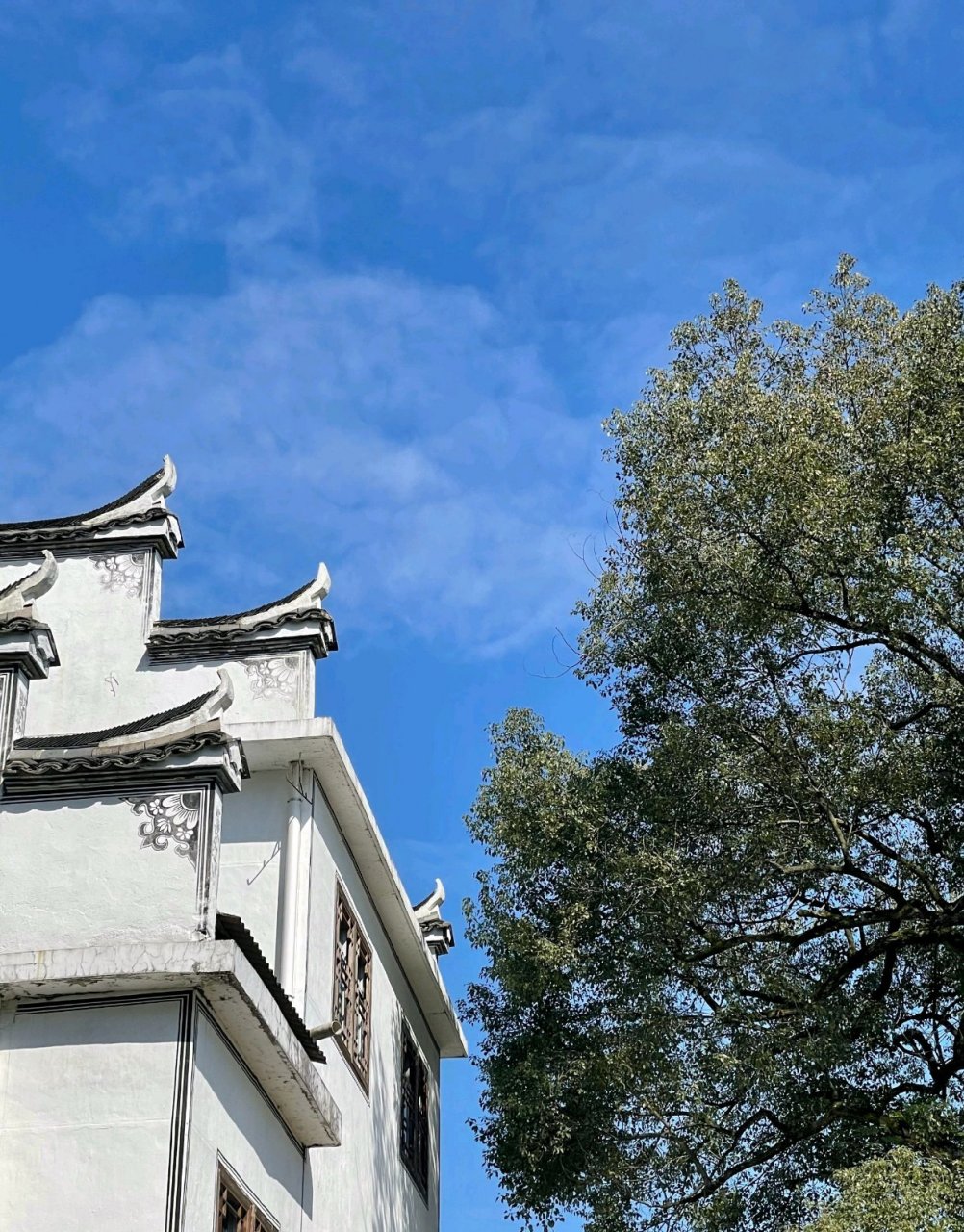 "彤弓"字意是红色的弓箭,《诗经·小雅·彤弓》中,描述周朝天子以彤弓