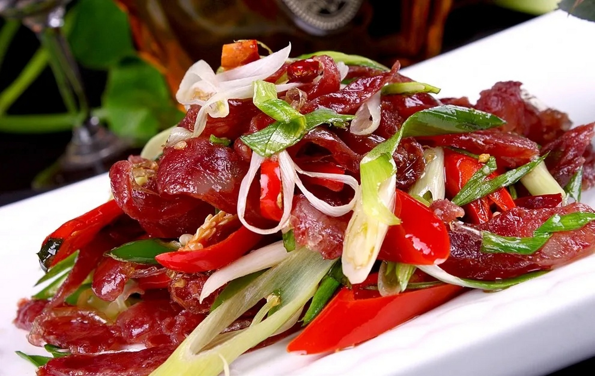 腊肠炒蒜苗是一道美味可口的家常菜,以腊肠和鲜嫩的蒜苗为主要材料