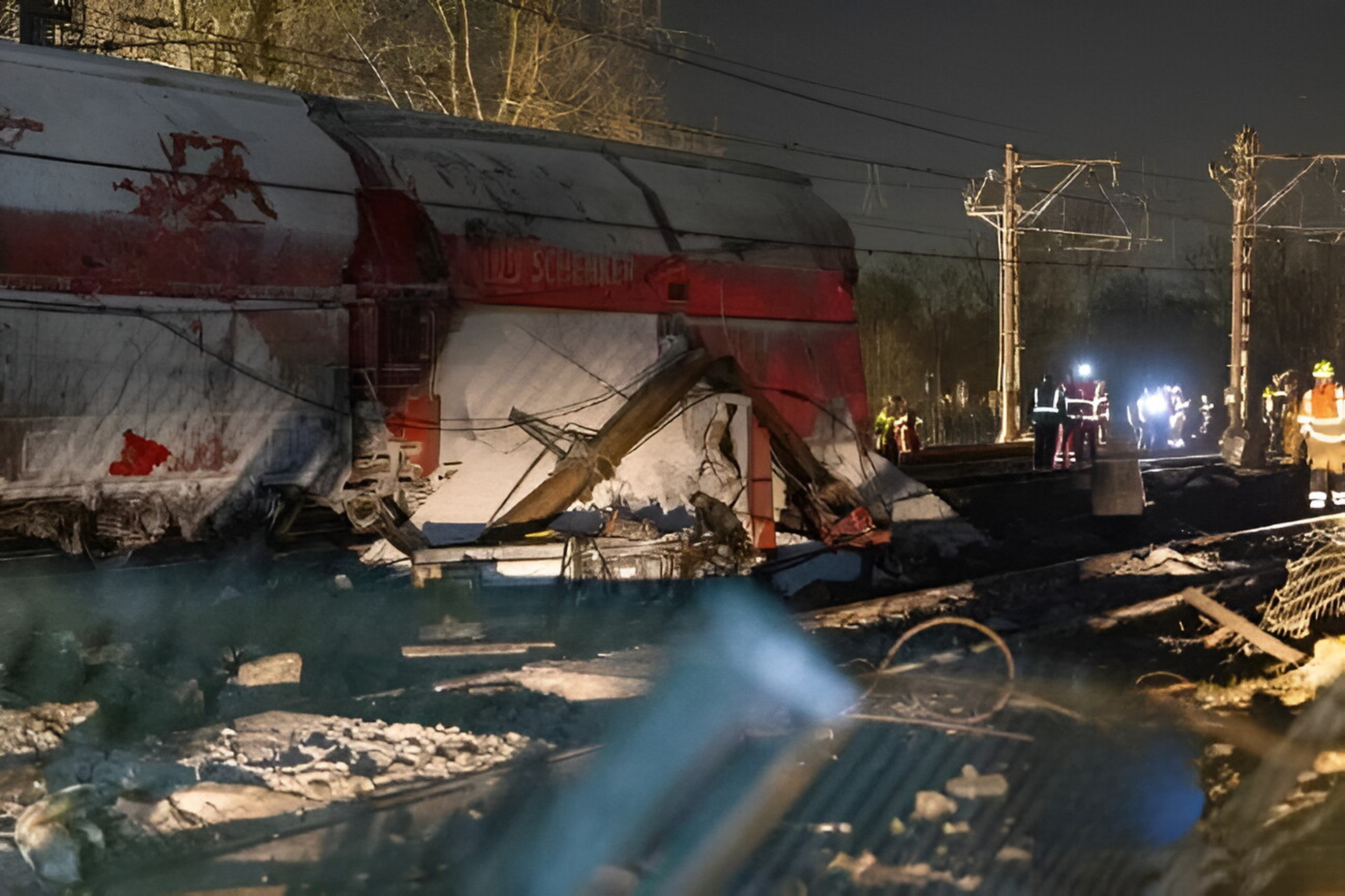 荷蘭兩列火車相撞 4月4日,荷蘭南部一列客運火車與一列貨運火車相撞後