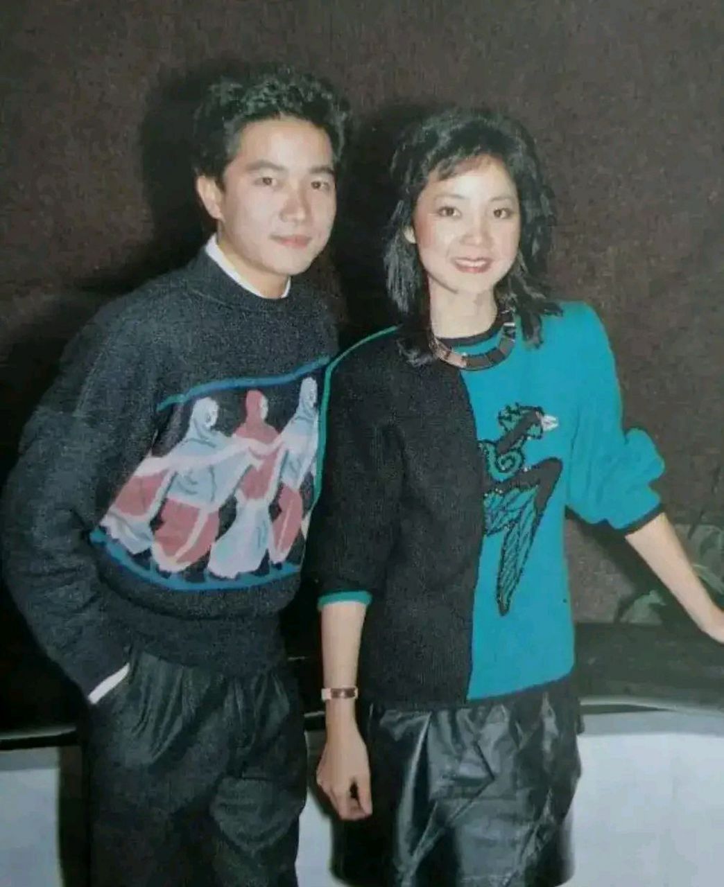 甜歌皇后邓丽君和情歌王子陈百强的合影,一个温柔甜美,一个儒雅帅气