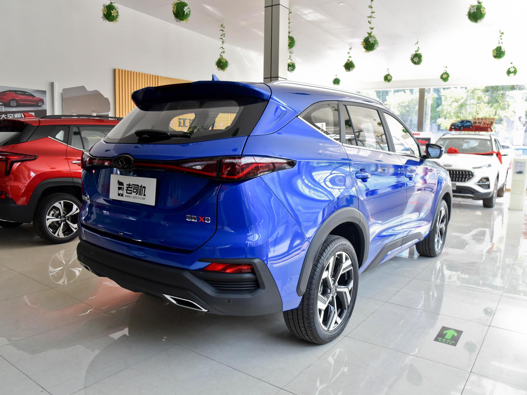 运动的中型suv 实拍思皓x8