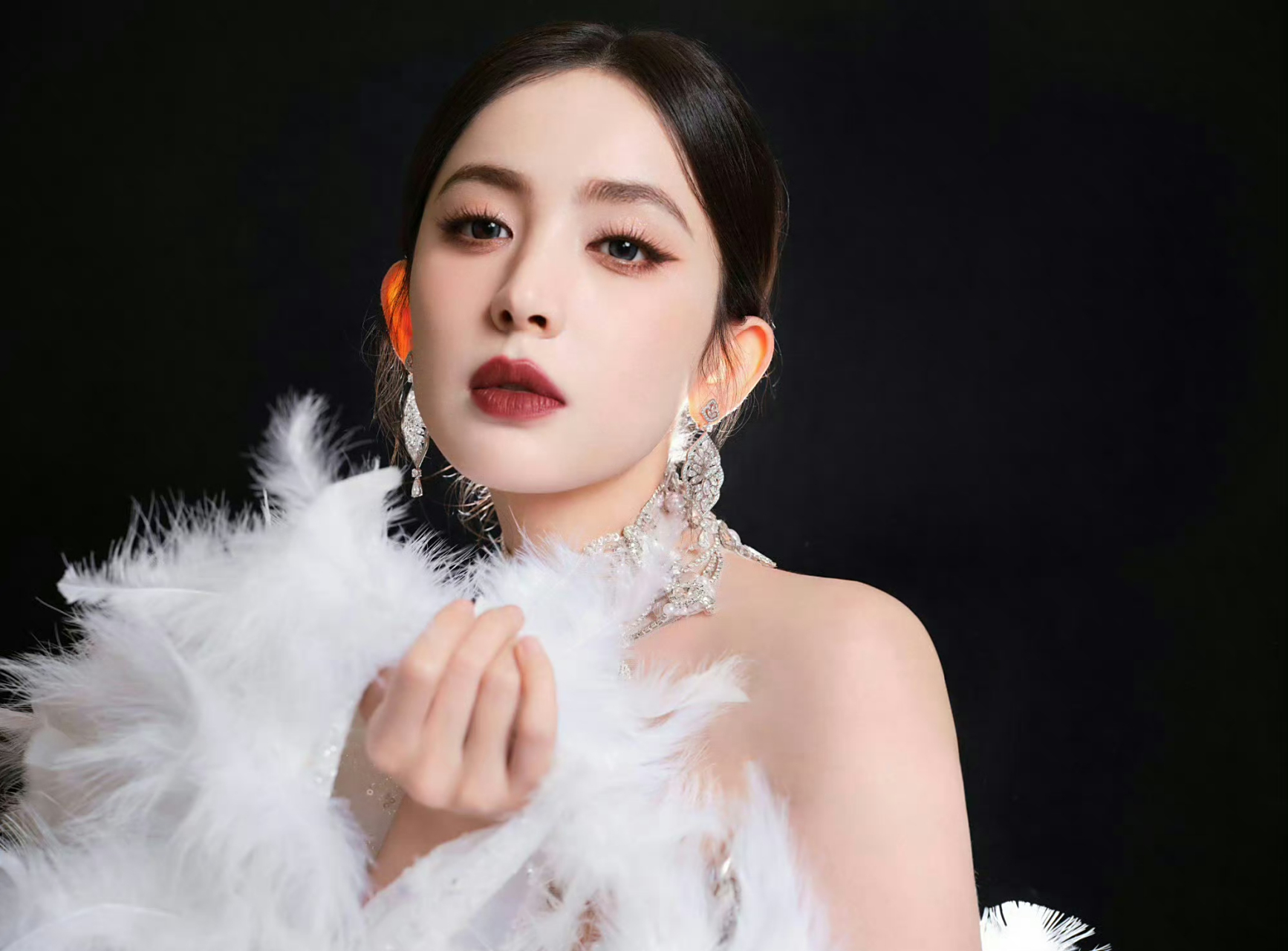 一套羽毛透视礼服亮相vogue红毯,大胆且亮眼的造型,瞬间让人联想到