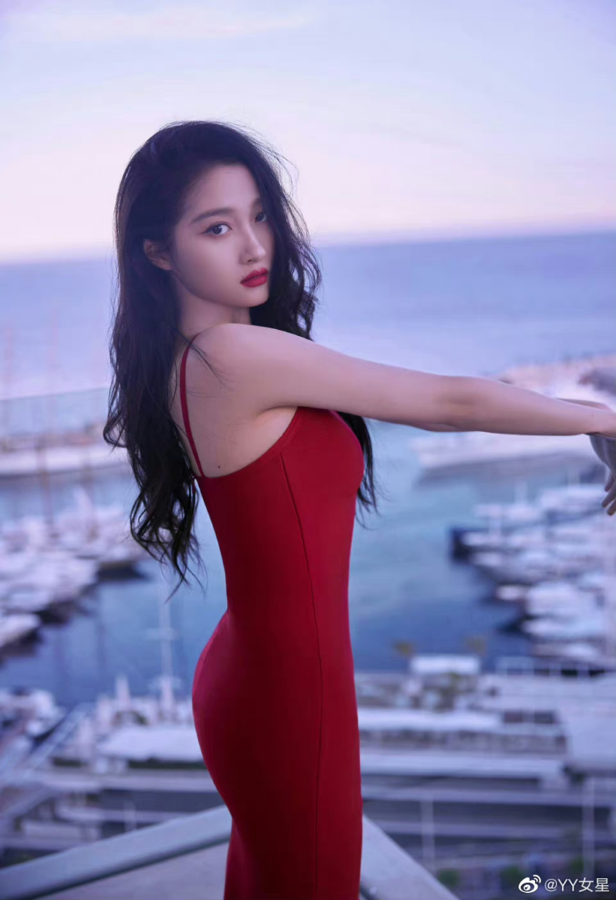 关晓彤 晓彤这翘臀 晗哥那小身板应该顶不住吧#鹿晗# #关晓彤# #娱乐