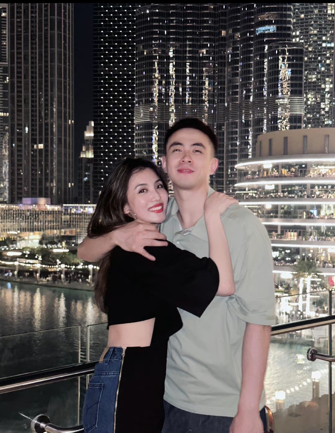 赵继伟和女友开启假期生活