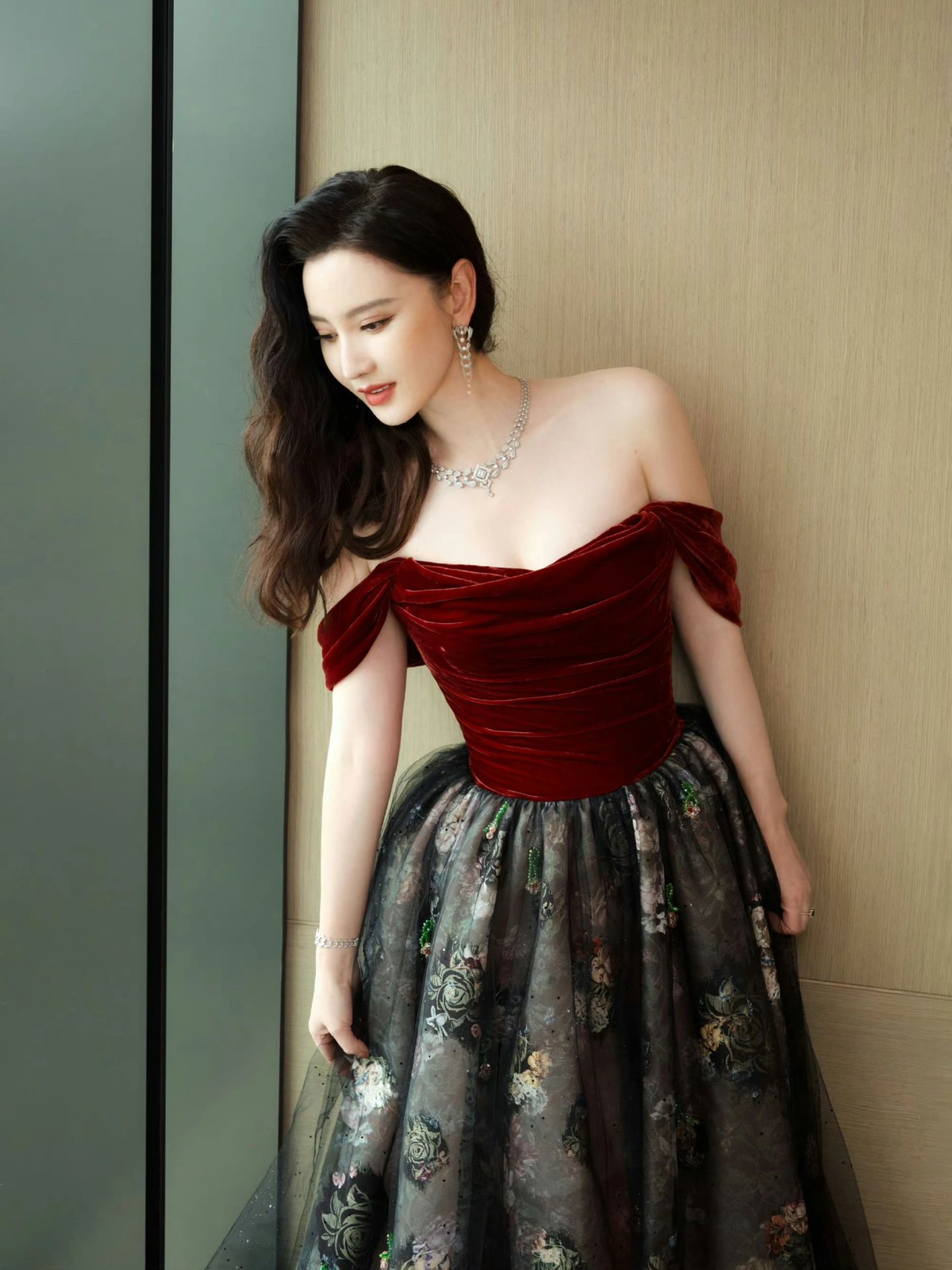 张萌展现迷人性感魅力薄纱裙轻撩如梦似影