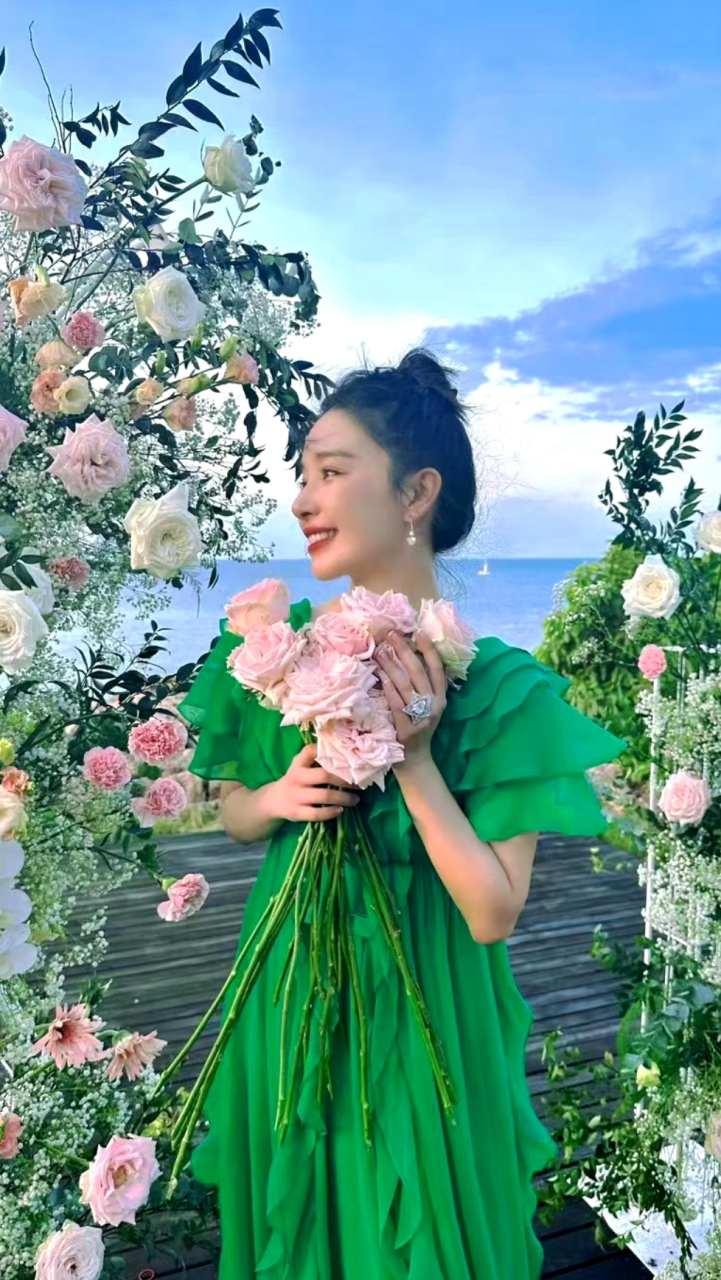 阚清子被男友求婚# 阚清子被求婚的喜讯曝光,照片中,阚清子和挠友