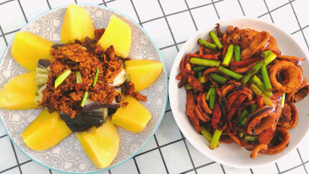 肉酱拌茄子土豆和红烧鱿鱼圈,超级下饭的两道菜,成本不过15块钱