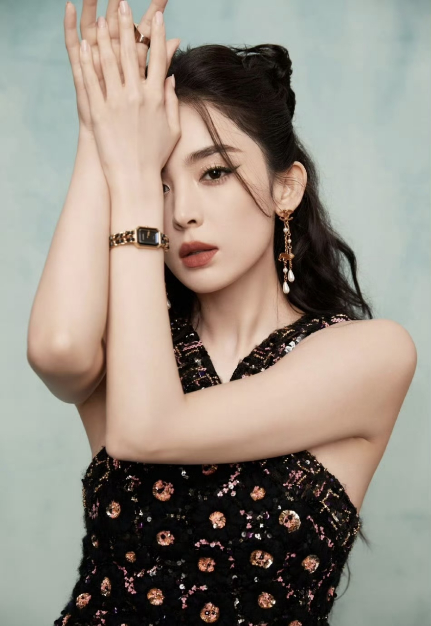 古力娜扎身着金色刺绣裙衬托雪白肌肤,眼神深邃气质迷人 676767