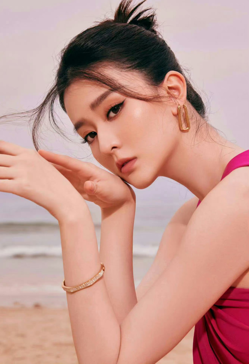 乔欣  红色吊带连衣裙  美腿玉足