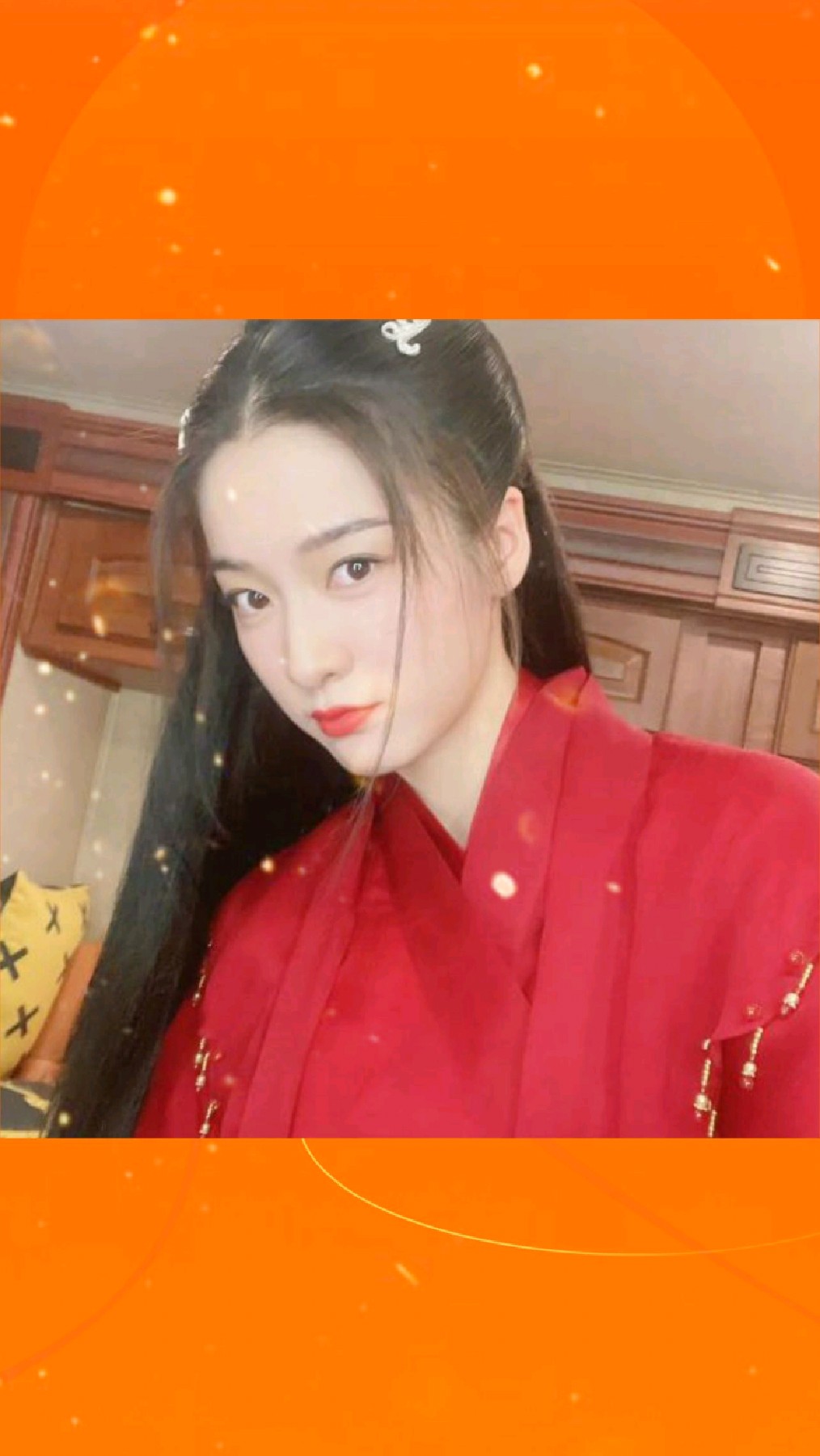 张雪迎晒《择君记》剧组自拍照,一袭红衣明媚俏皮,乌黑秀发披散-度小