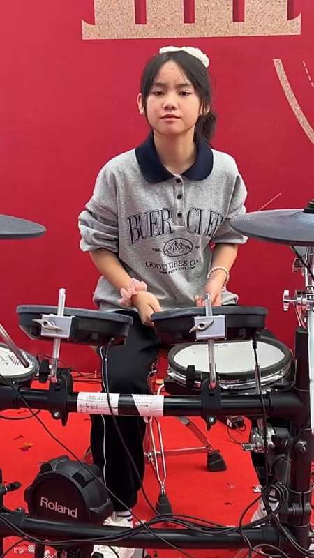 小鼓手妞妞博雅架子鼓户外表演,一首经典歌曲爱送给你们!-度小视