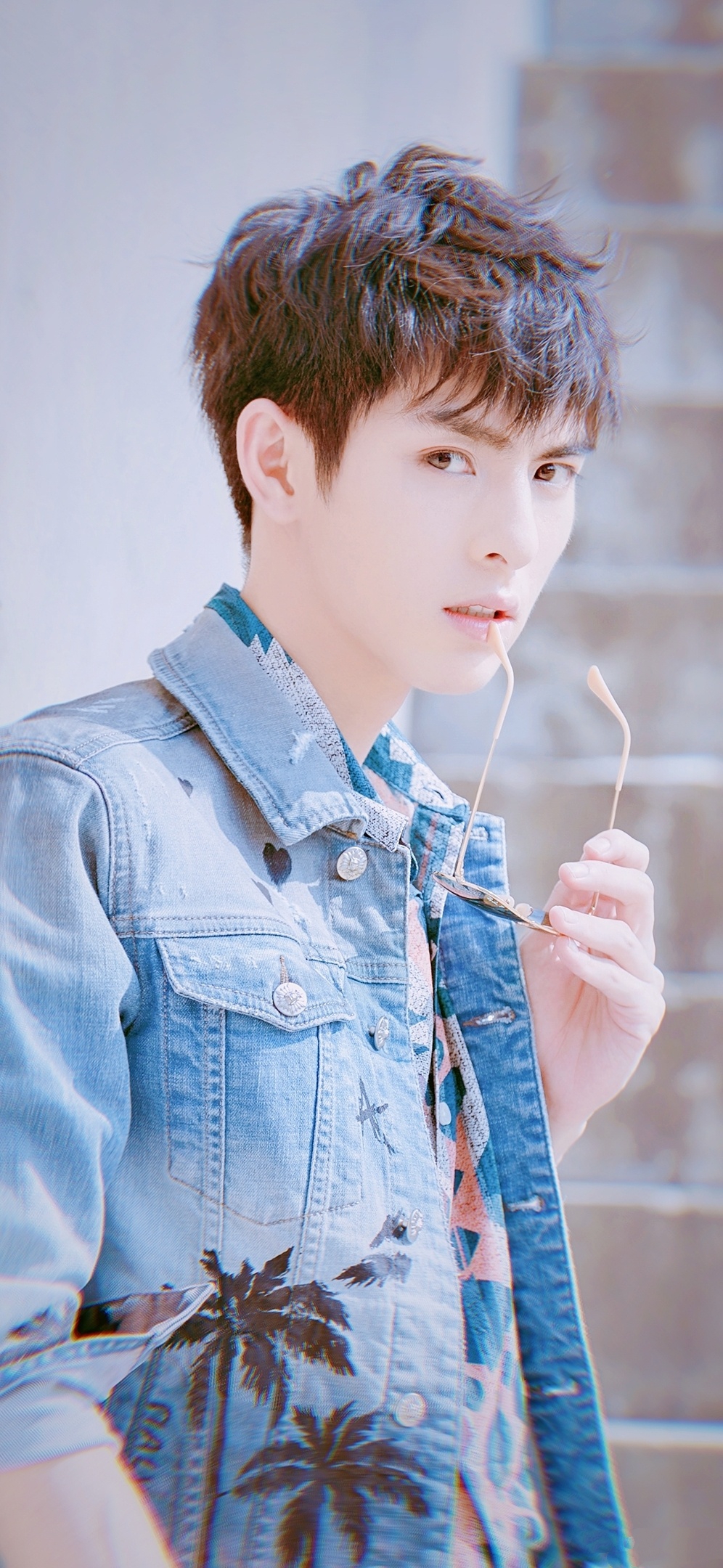 王皓轩浅色时尚穿搭,简洁随意,星眉剑目,尽显帅气少年