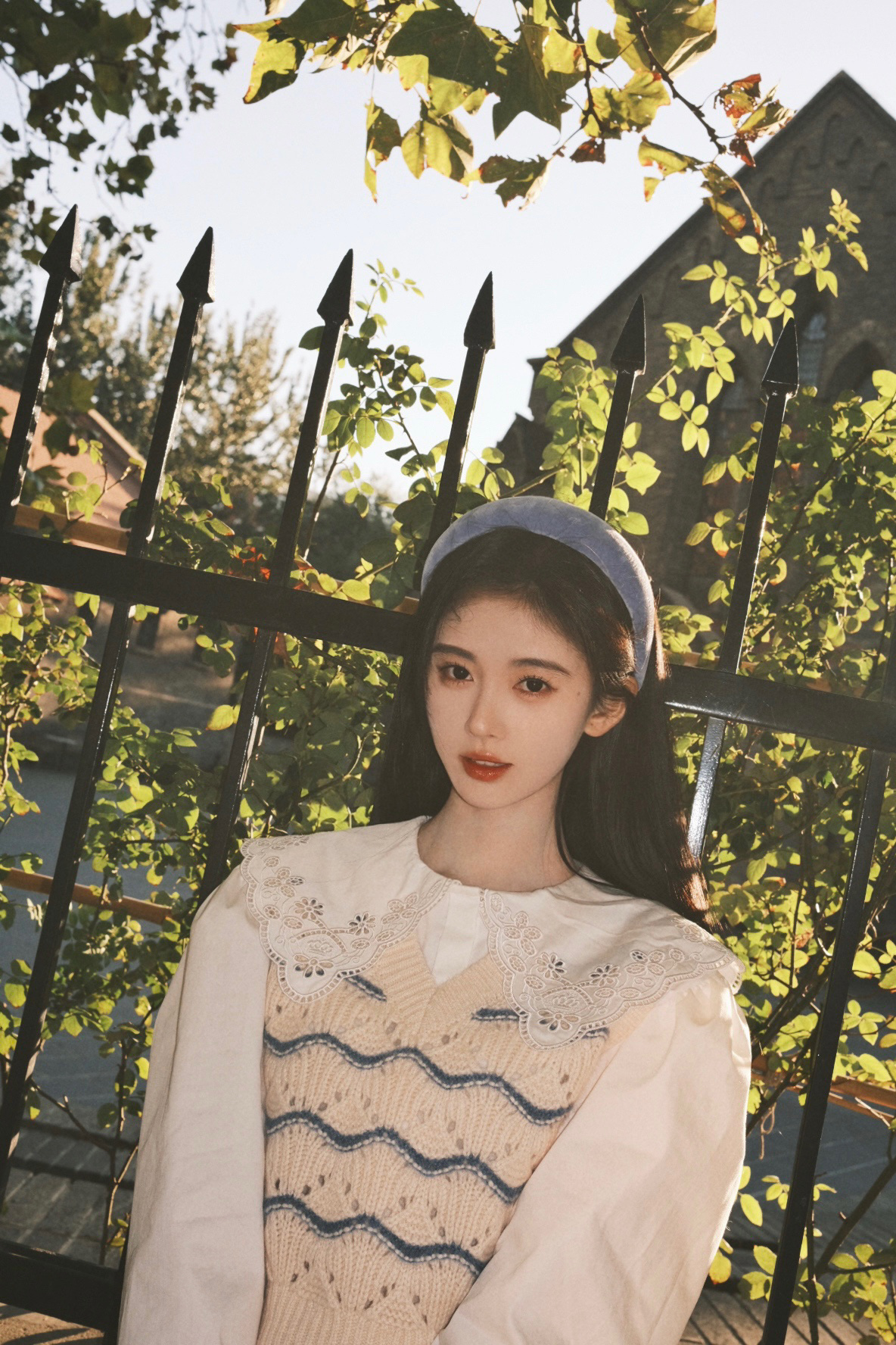 鞠婧祎妆容又出圈,蓝色发箍惹人注目