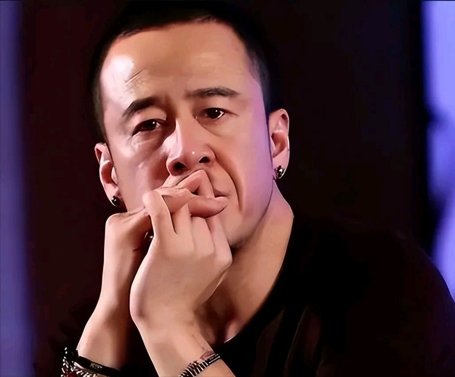 歌星杨坤一直没有结婚,有一次,那英就对着他说:"你看你这也老大不小了