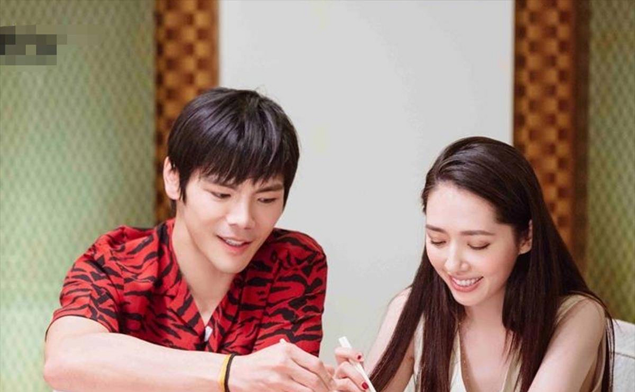 向佐一生只为郭碧婷剥虾#  向佐潮品日直播连线郭碧婷好友颖儿谈论剥