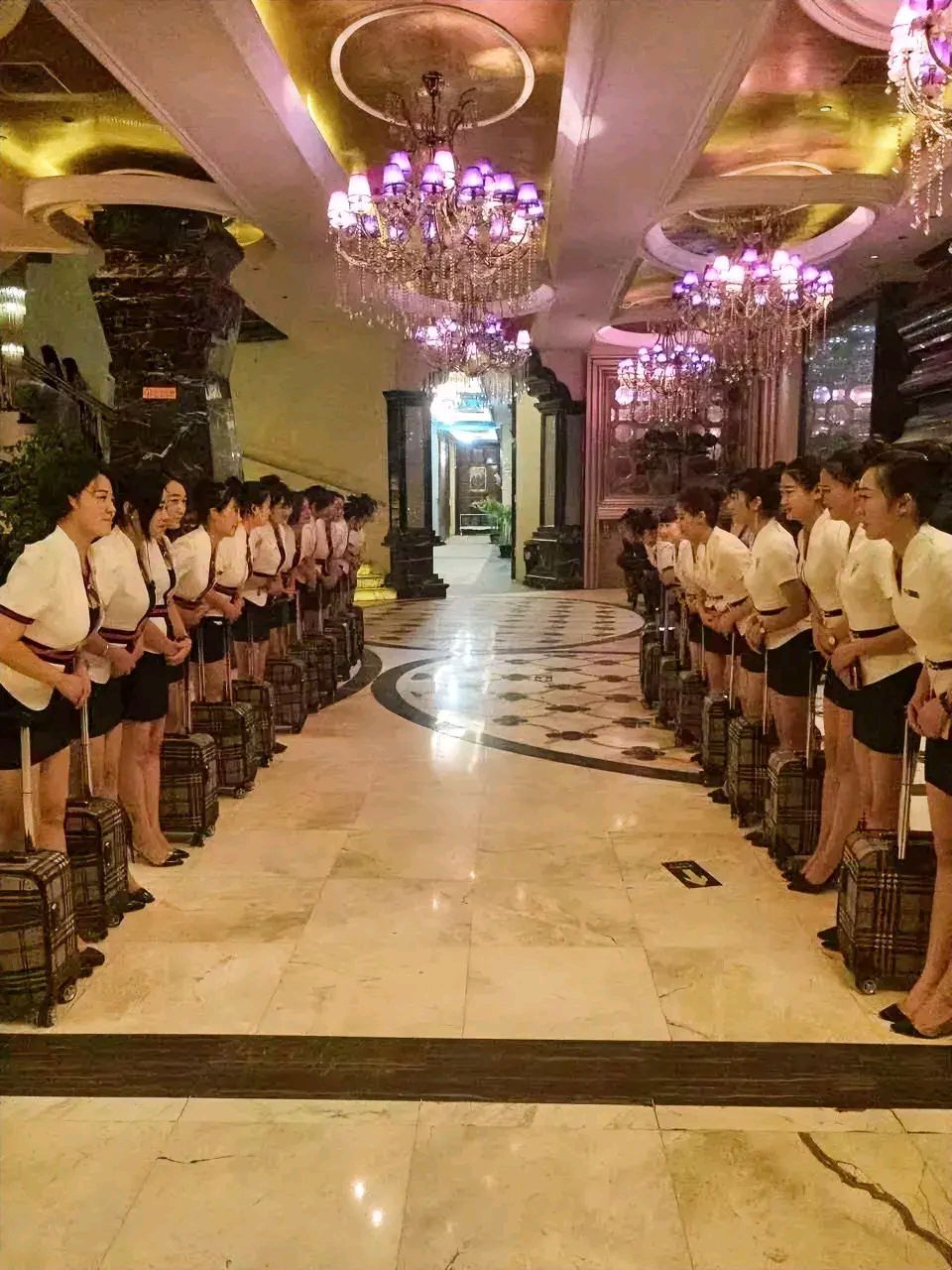 太夸张了,现在江浙沪的夜总会,坐台公主的小费贵的要一千八,二千了