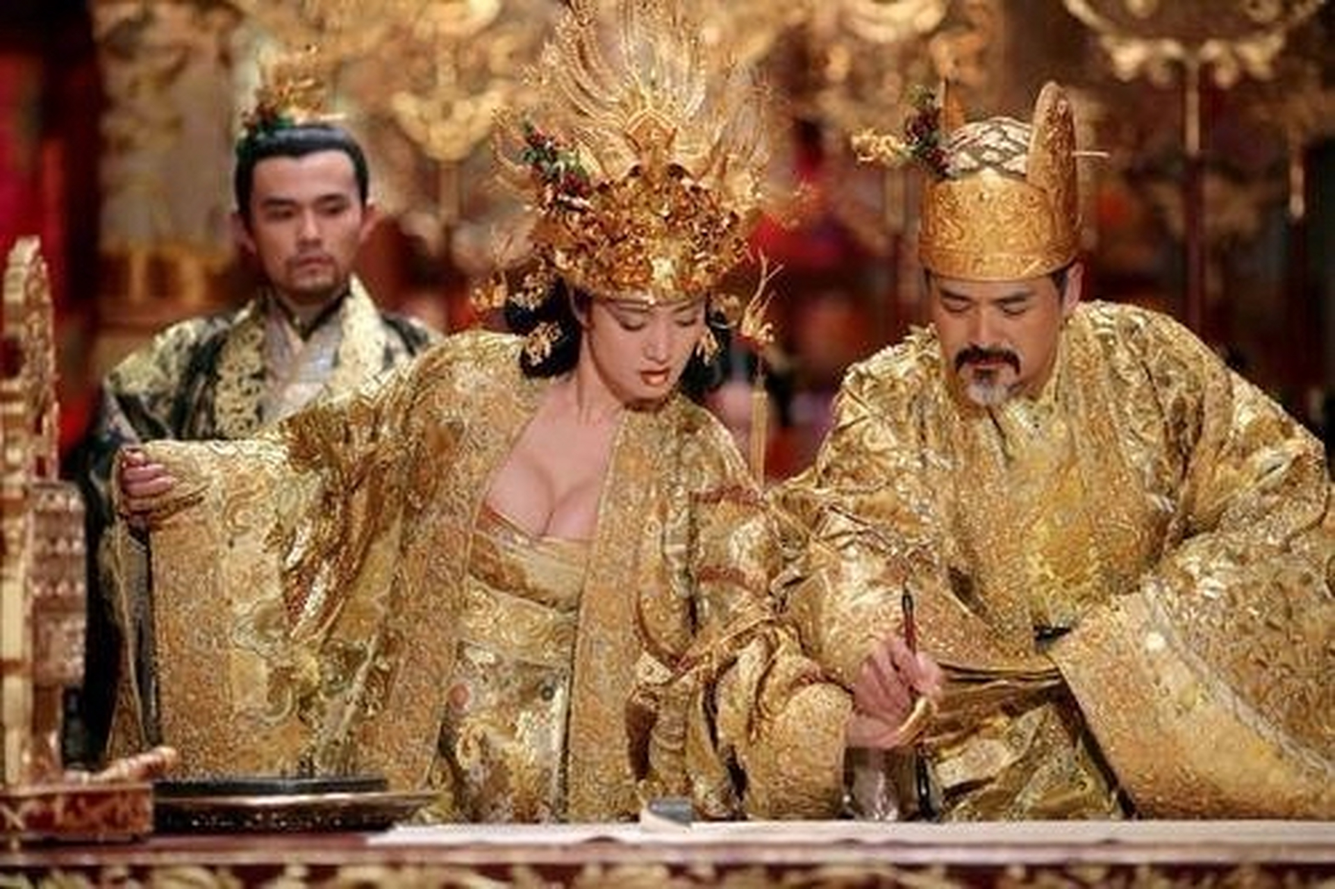 说实话,我到现在都没看懂的一部电影《满城尽带黄金甲》[捂脸]