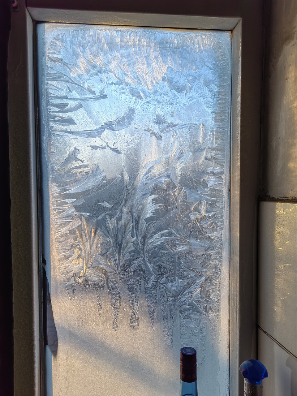 早上起床后,发现东北农村老家玻璃窗上出现了好多冰窗花