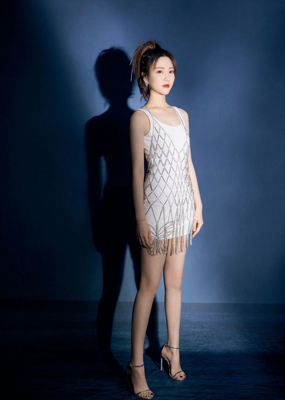 张纯烨修长纤细的美腿[亲吻][亲吻]