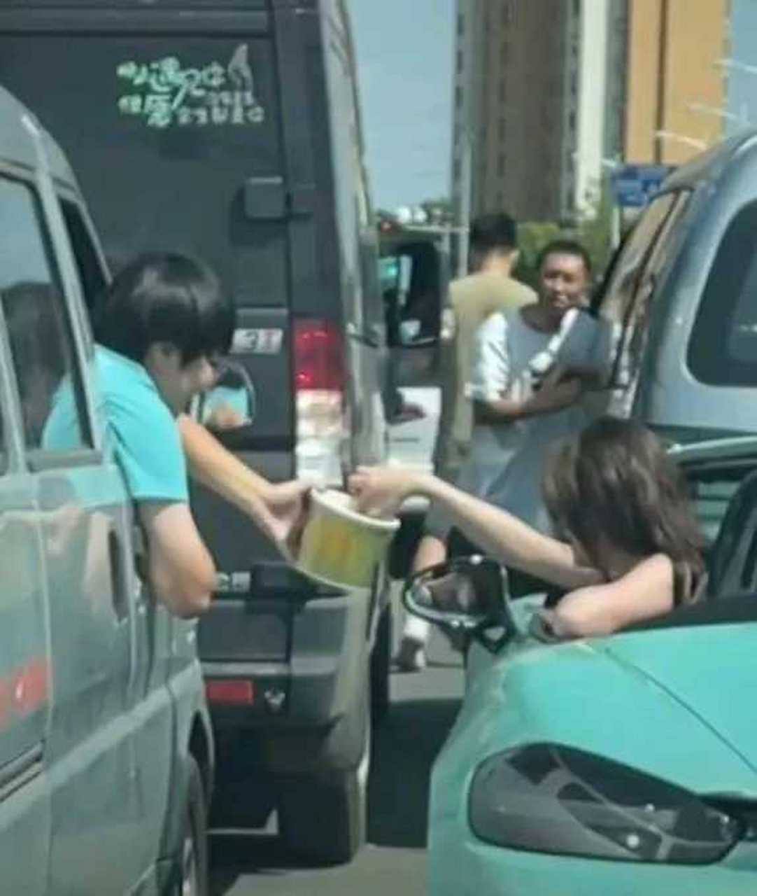 女的堵车饿了,想买点吃的而已!