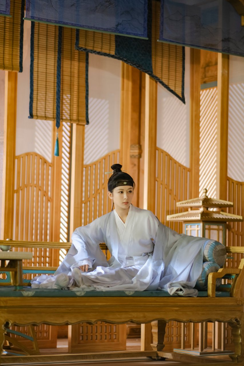 女扮男装的杨紫好清凉,颇有英姿飒爽之气!