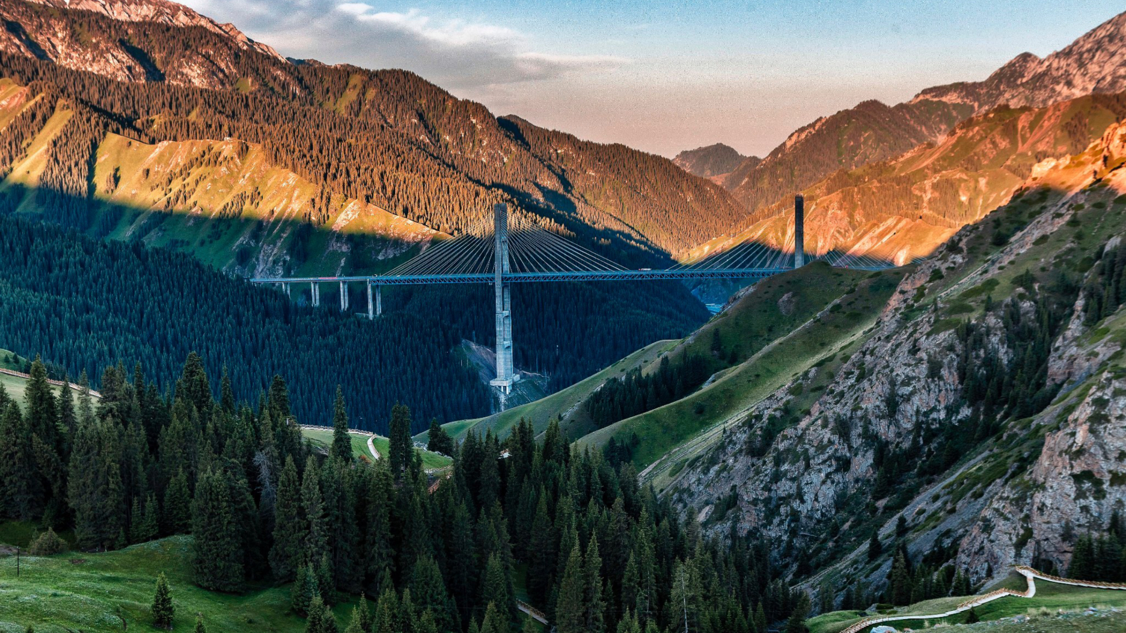 【新疆第一高桥97——果子沟大桥】  果子沟大桥 97作为新疆第一