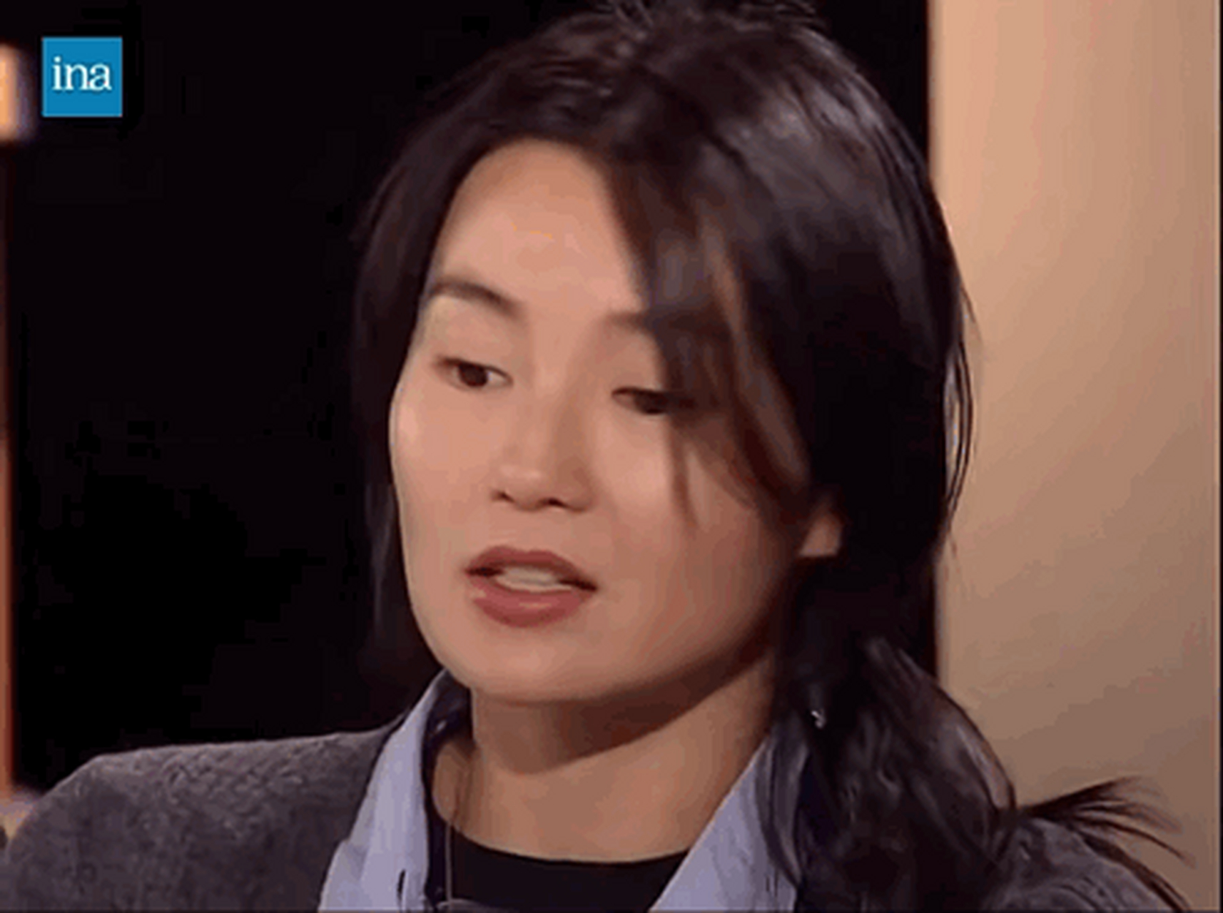 每一个动作和眼神都写着张曼玉,这是她96年参加法国电视台的一个访谈