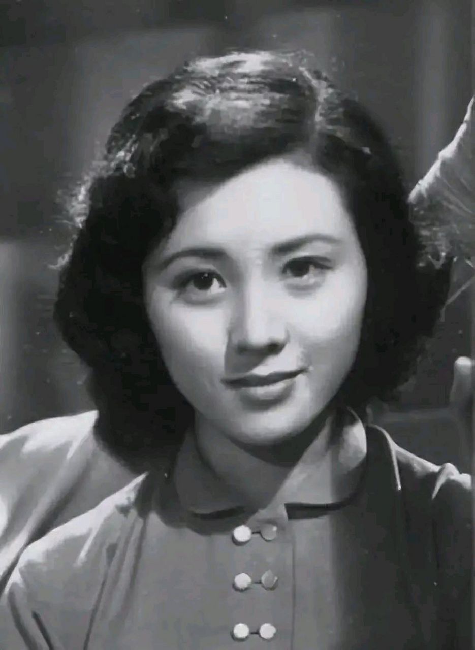 1942年,游击队长夫人为参加八路的北大女学生端来洗脚水,泡脚解乏,可