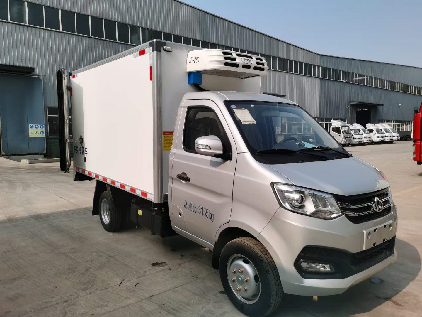 长安跨越王小型冷藏车,双轮配置,街道地下车库畅通无阻