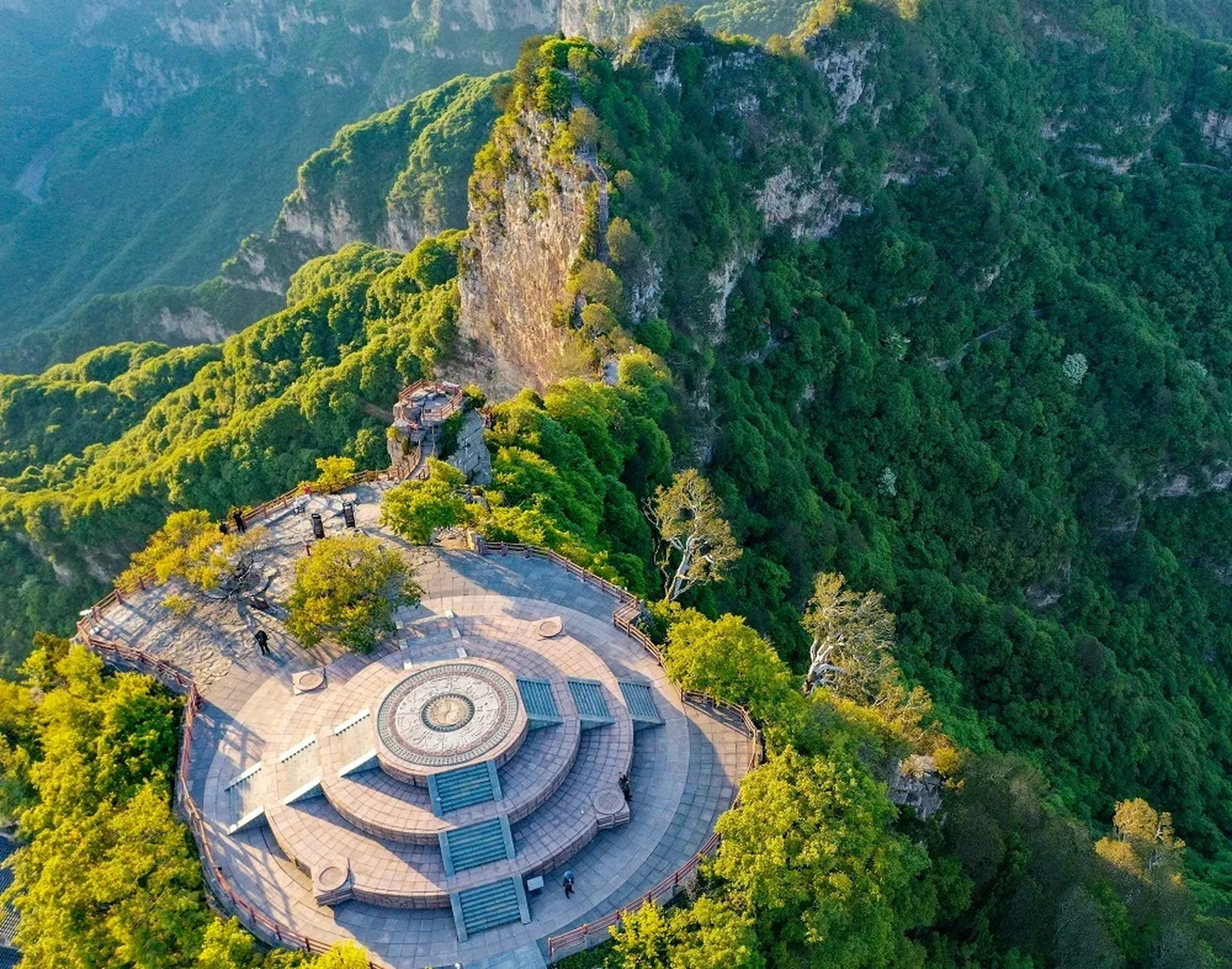 如果你游览过焦作神农山,那一定不要错过紫金顶.如果你到过紫金顶,一