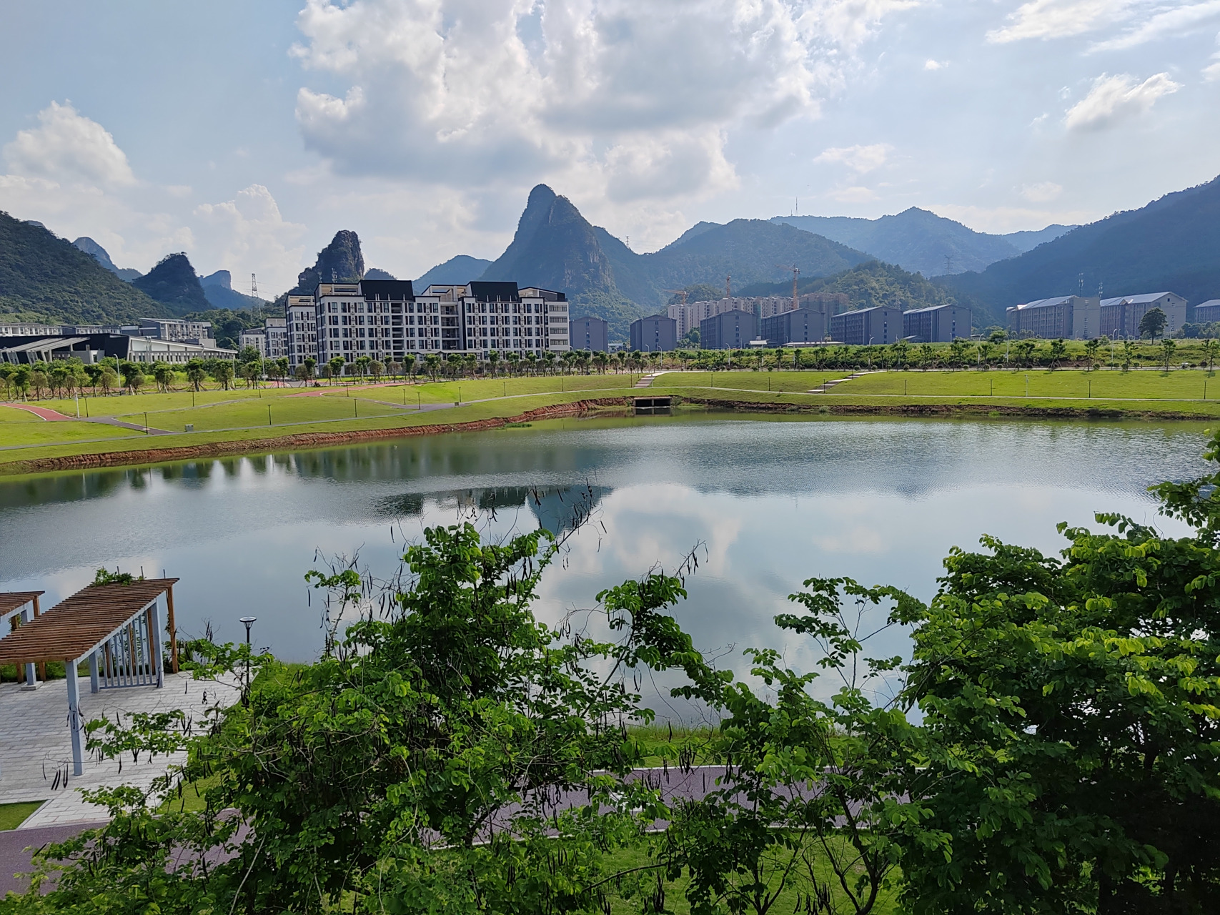 最近去了桂林电子科技大学的图书馆,就听朋友说这是华南学校最大的