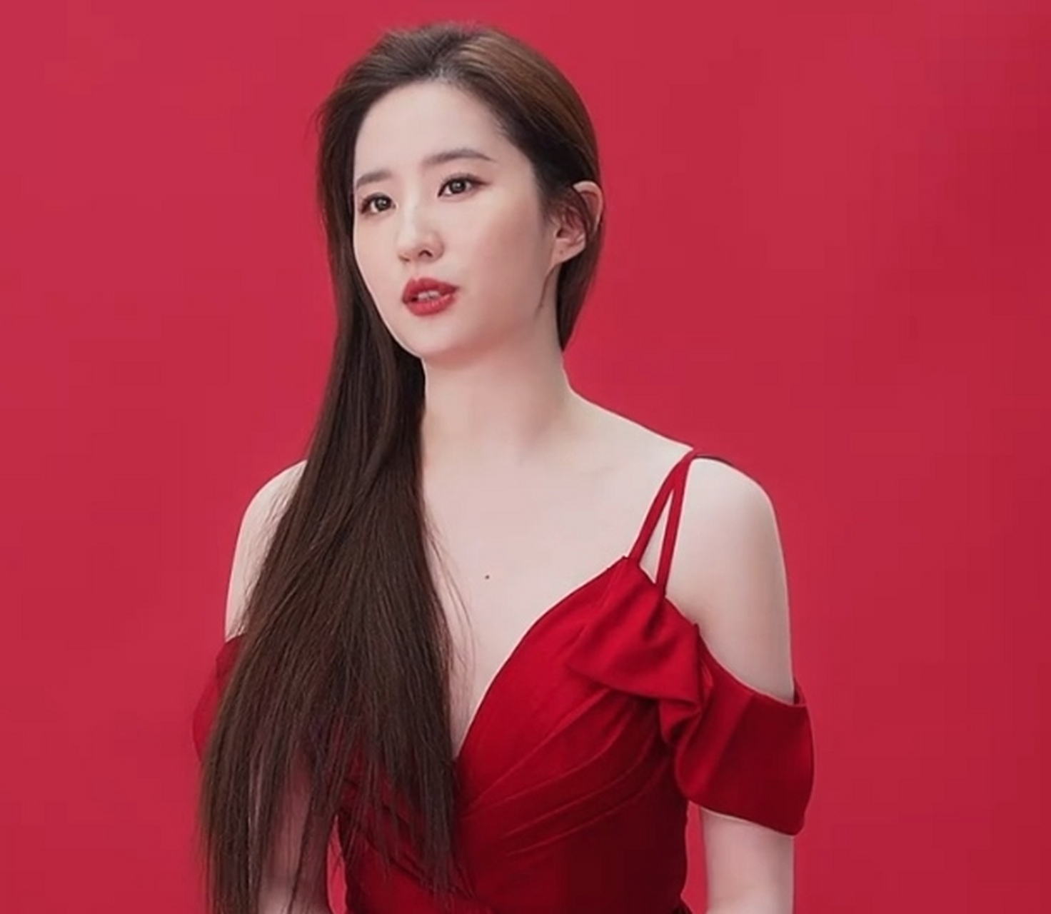 刘亦菲一袭红裙录制品牌短片,脸型稍微圆润了一些,但美貌依旧很稳定