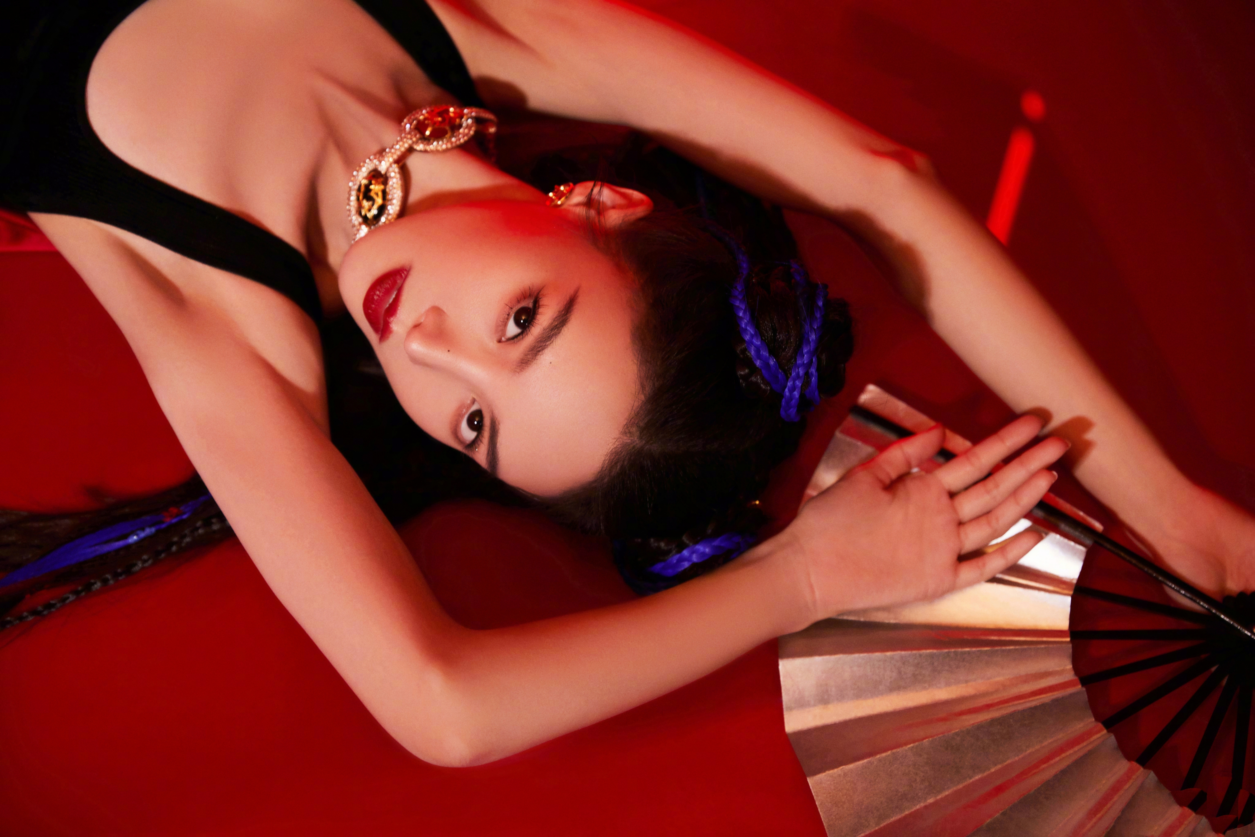 金晨满屏的中国红,打着红伞,眼角犀利,像一个天降尤物