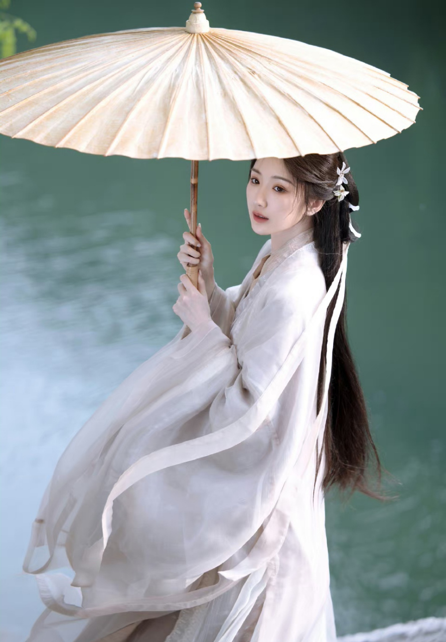 毛晓彤一袭古装, 翩翩起舞水边间. 盈盈一水间, 如花似玉仙.