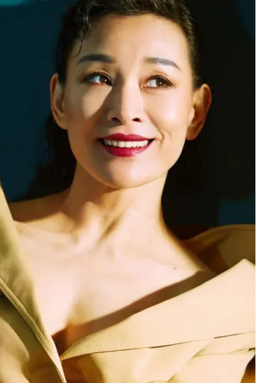 1985年,在美国待了三年的陈冲受邀参加春晚,没想到她说:"我本来是不想