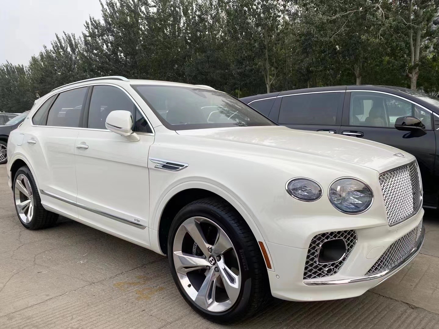 byd 大哥大 宾利添越v8 首发限量版 到港拆箱