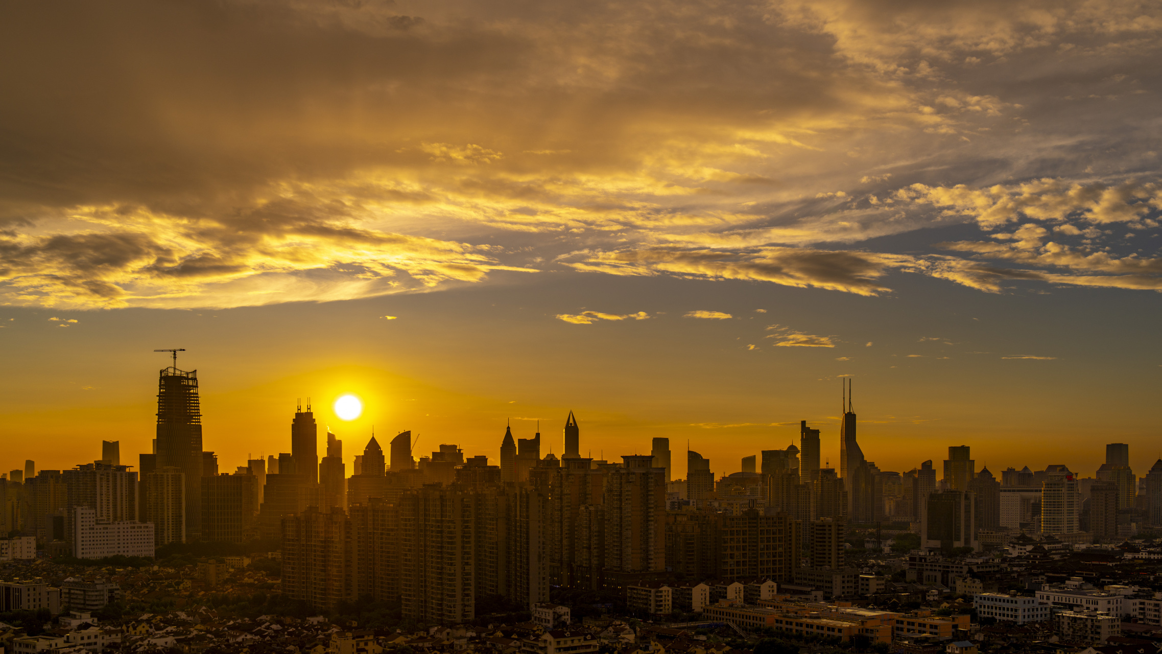 傍晚的城市街景