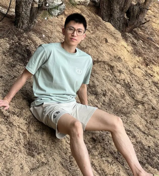 刘晓宇携娇妻海南度假!漂亮妻子秀马甲线,定居北京低调结婚