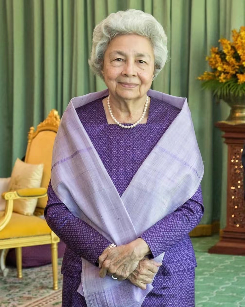 柬埔寨太后现身北京机场,穿紫色套装裙搭配花色丝巾,优雅大气